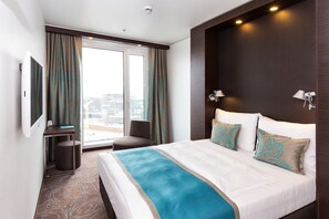 Desk, soundproofing, free WiFi, bed sheets