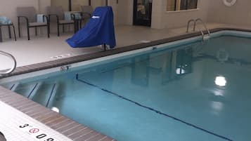 Sisäuima-allas avoinna 6.00–23.00, aurinkovarjoja, aurinkotuoleja