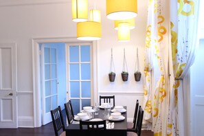 Apartment, 2 Bedrooms (York Street) | Living room | Flat-screen TV