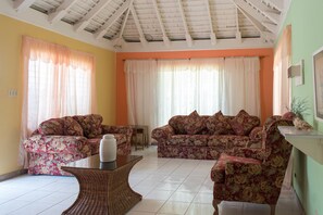 Flat-screen TV - Gemini Villa (Montego Bay)