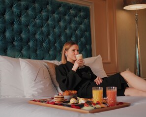 أغطية فراش متميزة وأسرّة بطبقة علوية مريحة وخزنة داخل الغرفة
