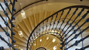 Una escalera de caracol con detalles de madera y barandilla negra.