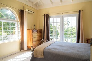 1 habitación, caja de seguridad en la habitación y escritorio 