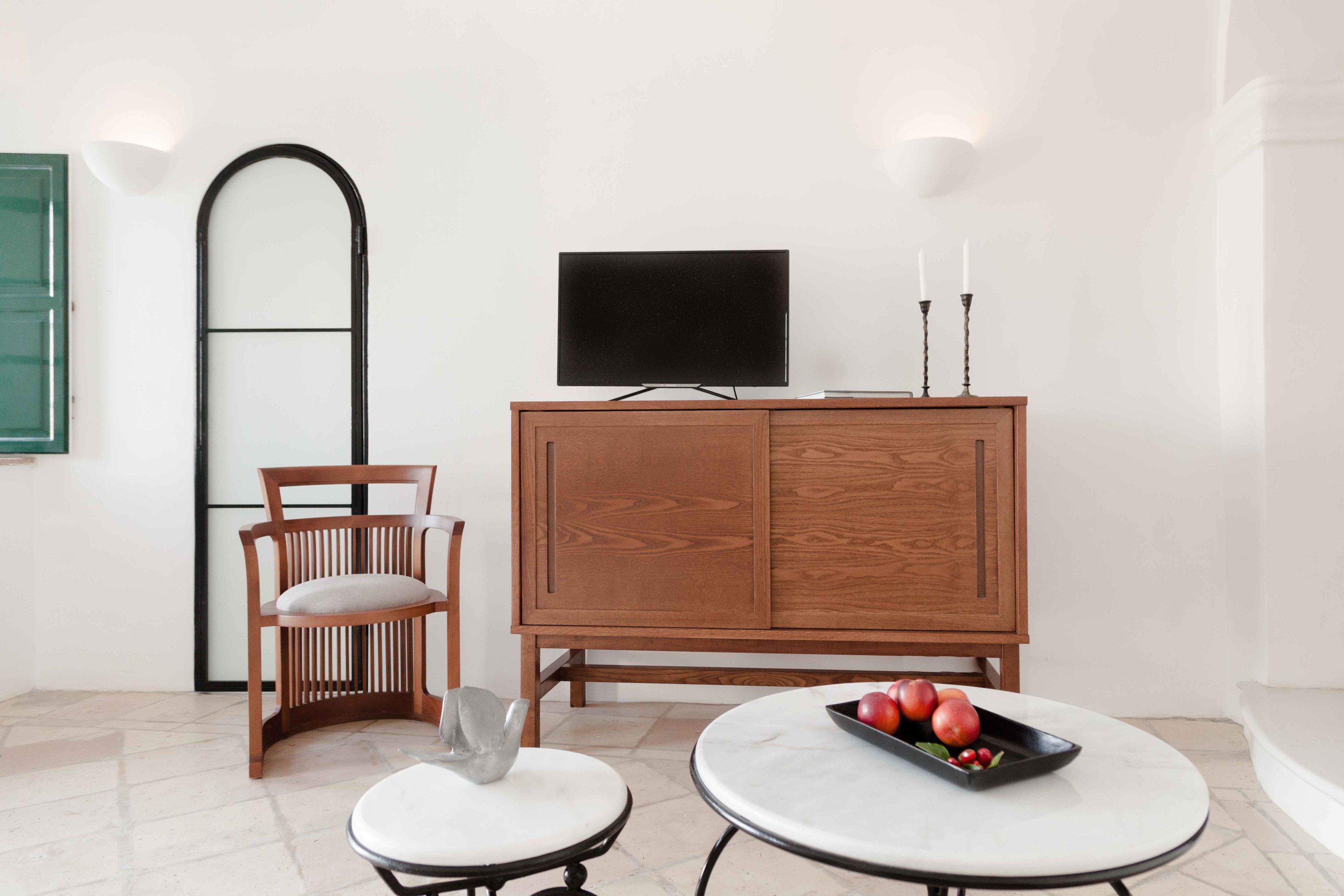 senior studio suite, pool access (daphne's) | living area | smart tv, tablet, netflix