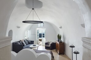 Suite estudio de luna de miel, piscina privada (Vasilicos) | Sala de estar | Una Smart TV, una tableta, Netflix