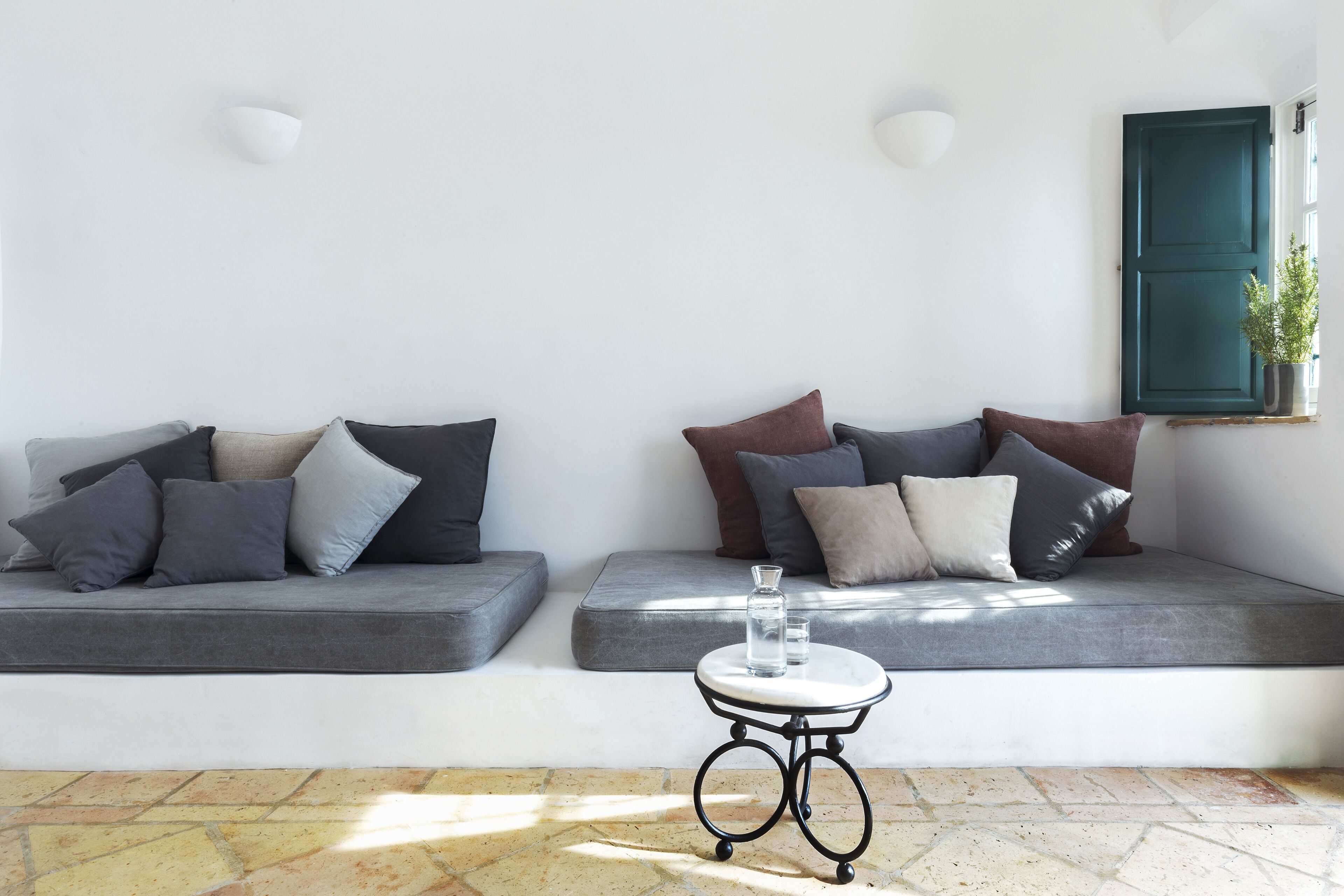 senior studio suite, pool access (daphne's) | living room | smart tv, tablet, netflix