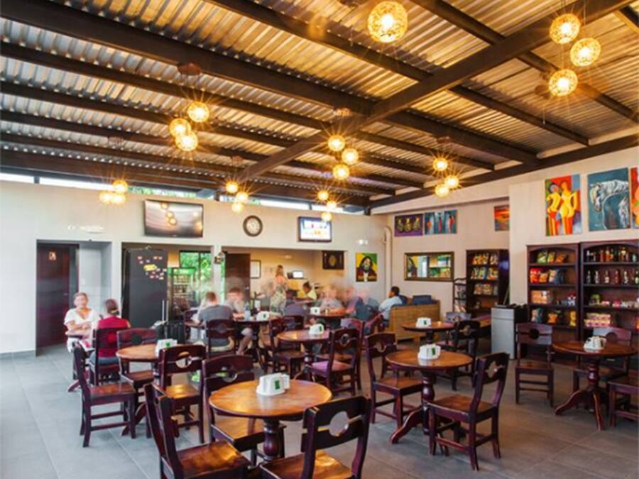 Serveert ontbijt, lunch, diner, internationale gerechten