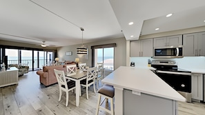 Condo luxo, 3 quartos, vista para a praia | Área de estar