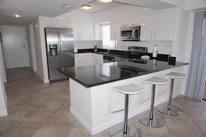 Condo, 3 chambres, 2 salles de bains, vue sur la plage | Cuisine privée | Réfrigérateur grande capacité avec congélateur, four à micro-ondes