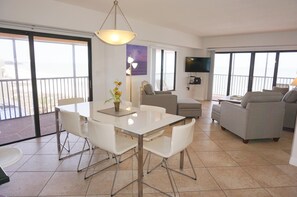 Condo, 3 habitaciones, 2 baños, vista a la playa | Servicio a la habitación