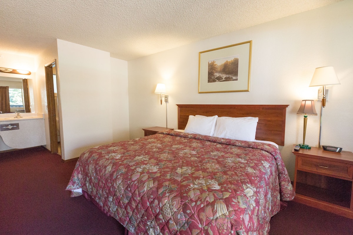 Standard Room, 1 King Bed | Desk, iron/ironing board, free WiFi