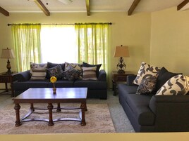 27-英寸电视（配备有线频道）