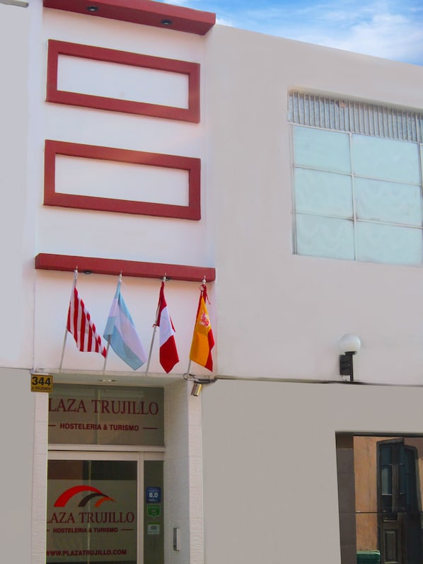 A building with a sign for 'LAZA TRUJILLO HOSTELERIA & TURISMO'. - Plaza Trujillo Hotel (Trujillo)
