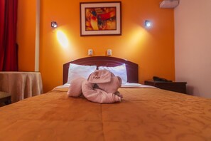 Kamar Single Standar | Seprai premium, minibar, dan dilengkapi dengan perabotan berbeda-beda