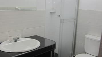 Ducha, artículos de higiene personal gratuitos y secador de pelo
