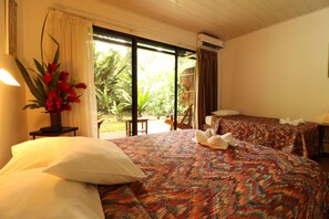 Deluxe kamer | Een kluis op de kamer, een bureau, een laptopwerkplek, gratis babybedden