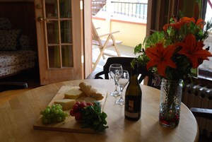 Comfort Suite, Multiple Beds, Non Smoking, Kitchen (BAKER SUITE - MAIN LEVEL) | In-room dining