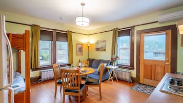 Comfort Studio, Multiple Beds, Non Smoking, Kitchen (VICTORIA SUITE - UPPER LEVEL VIEW) | Iron/ironing board, free cribs/infant beds, free WiFi, bed sheets