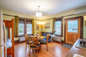 Estudio Confort, varias camas, no fumadores, cocina (VICTORIA SUITE - UPPER LEVEL VIEW) | Tabla de planchar con plancha, cunas gratuitas, wifi gratis