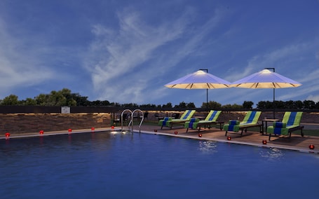 Una piscina al aire libre