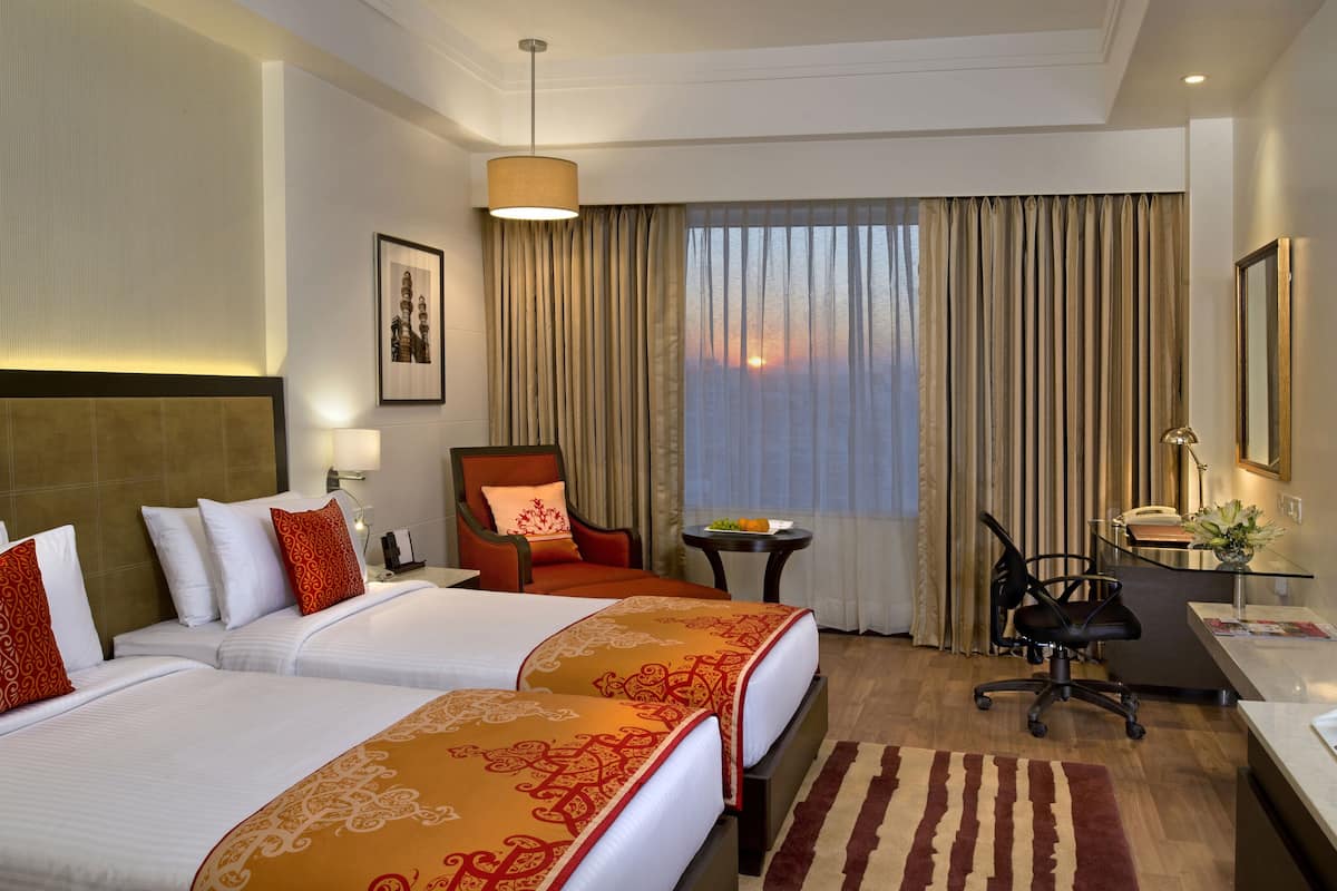 deluxe room | minibar, in-room safe, desk, soundproofing