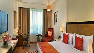 Deluxe Room | Minibar, in-room safe, desk, soundproofing