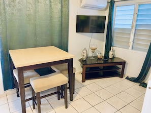 SS 1d - Family 2 Rooms Villa, 2 queens beds, 1st Floor | リビング エリア | 薄型テレビ