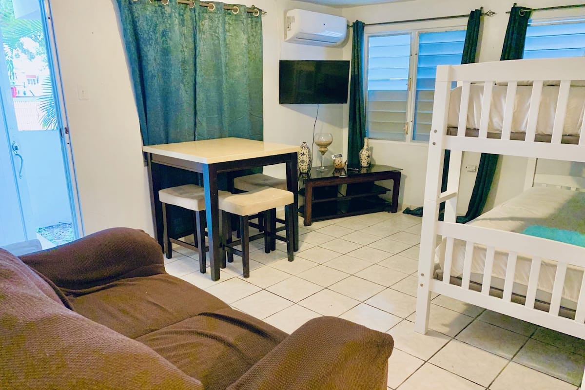 SS 1d - Family 2 Rooms Villa, 2 queens beds, 1st Floor | Woonruimte | Een flatscreentelevisie