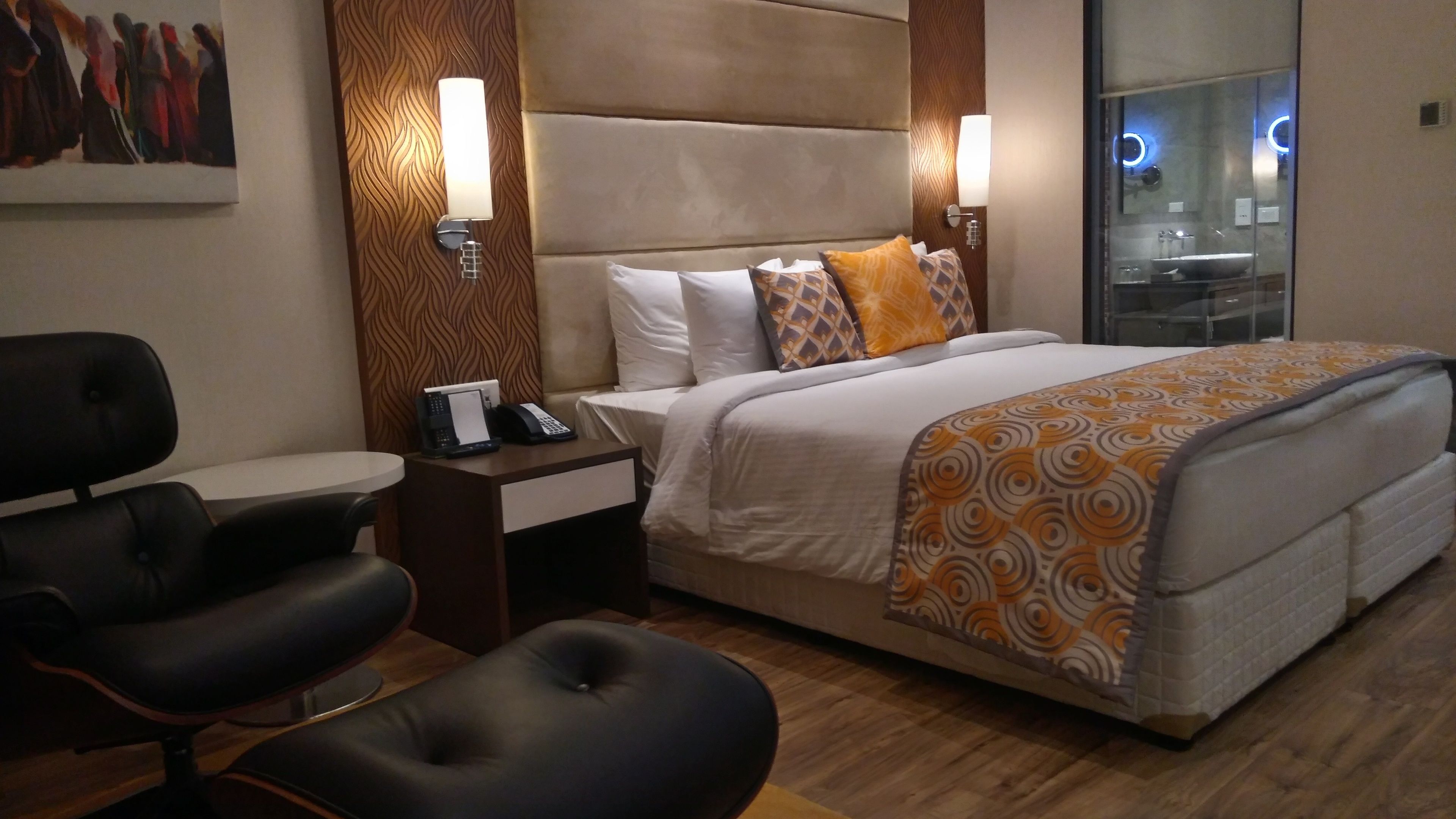 club room | minibar, in-room safe, desk, soundproofing