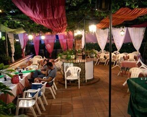 Outdoor dining - El Tío Mateo (Marbella)