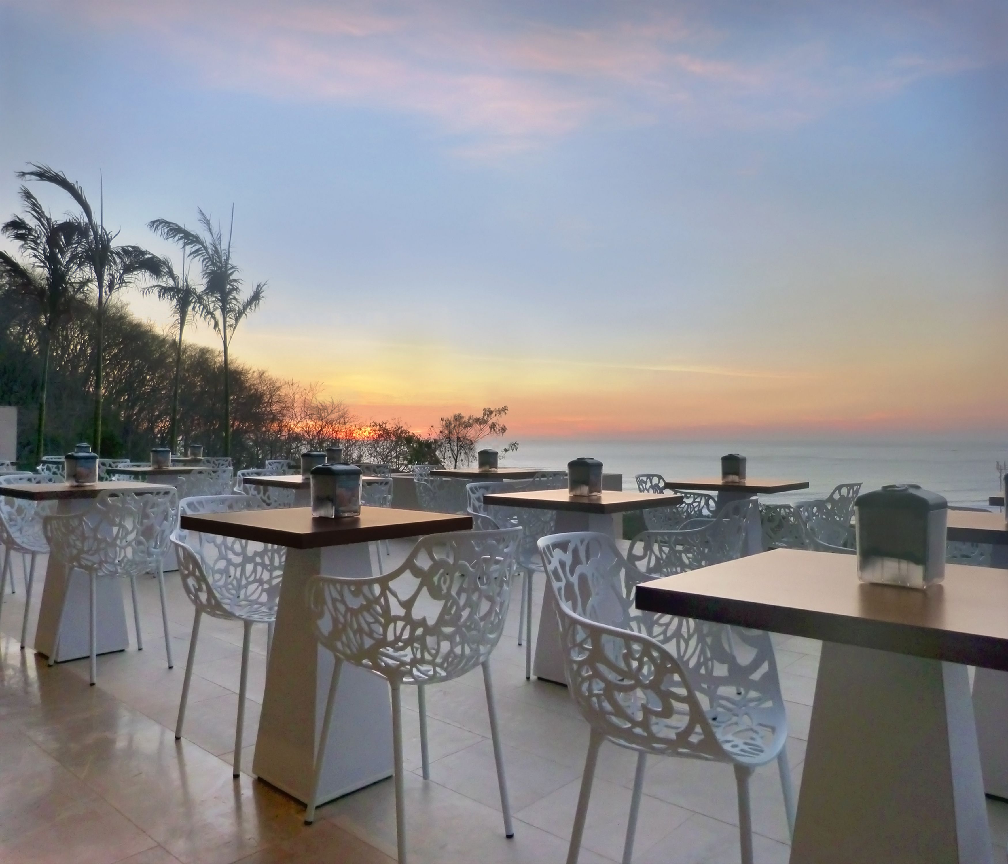 breakfast, lunch, dinner served; international cuisine