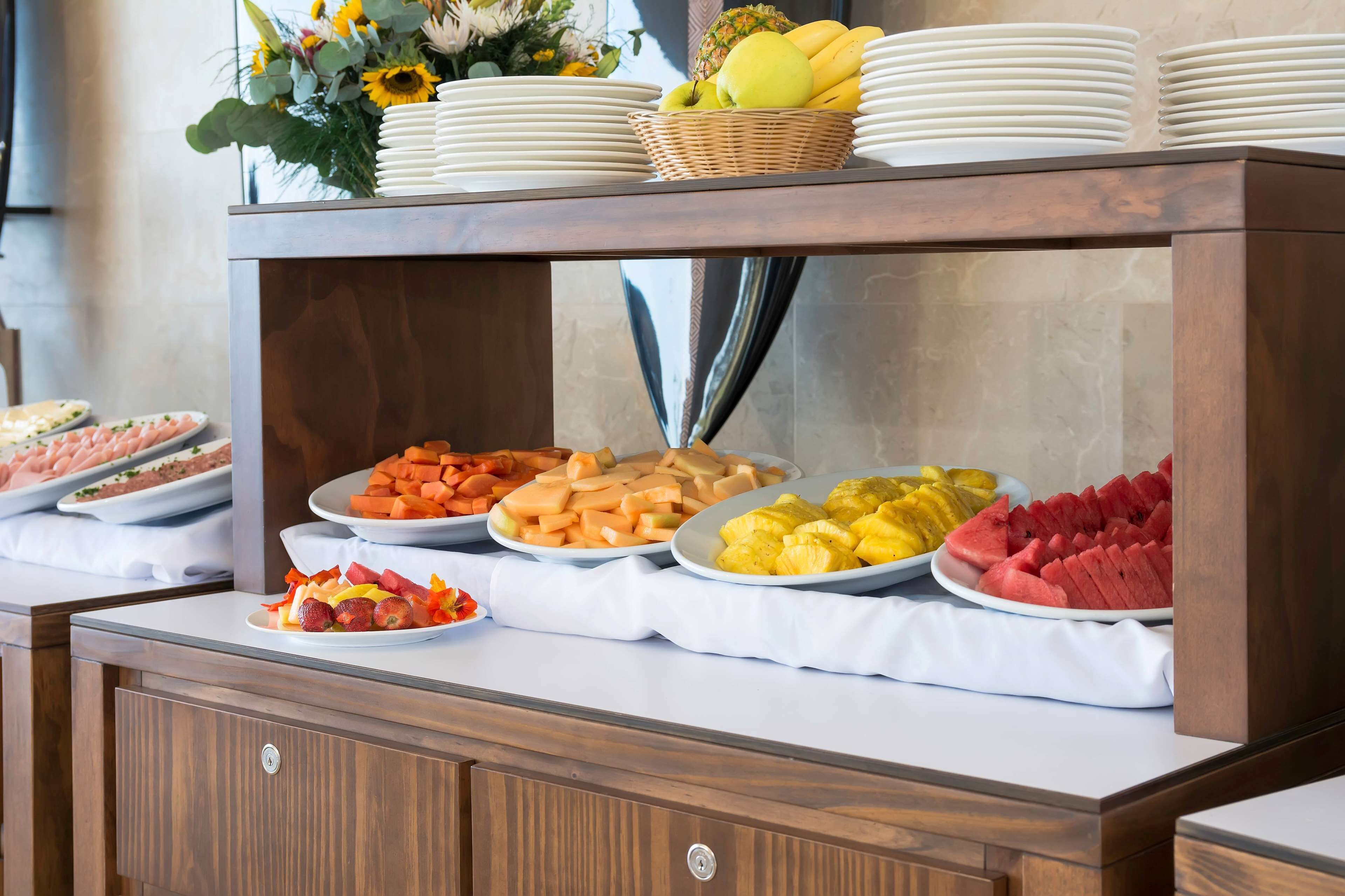 breakfast, lunch, dinner served; international cuisine