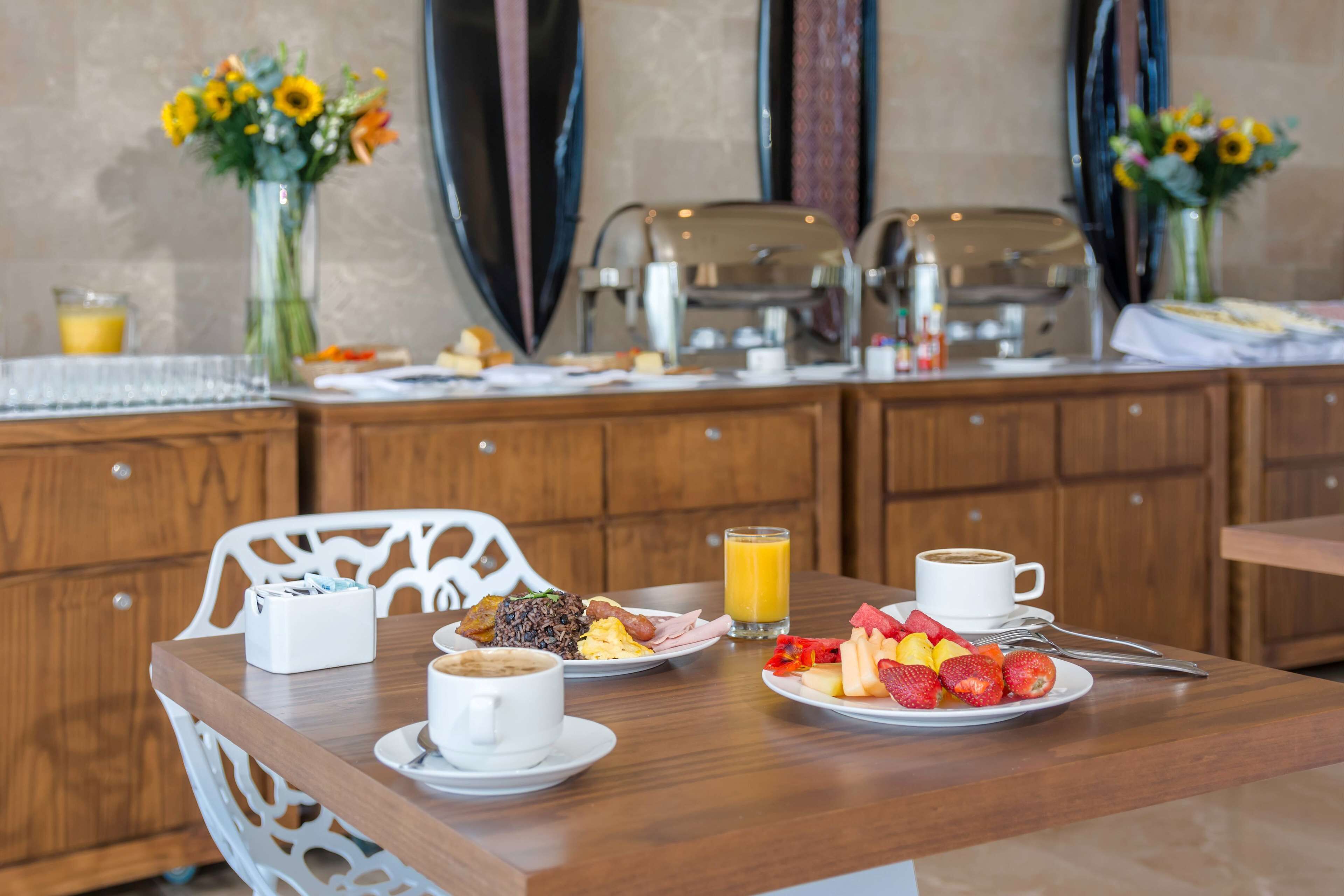 breakfast, lunch, dinner served; international cuisine