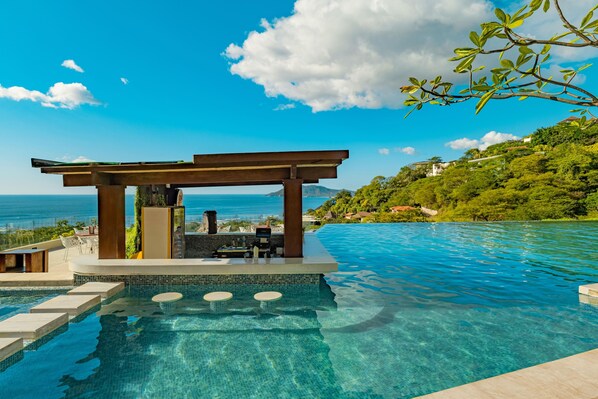 Outdoor pool, pool loungers - Wyndham Tamarindo (Tamarindo)