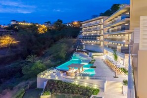 Outdoor pool, sun loungers - Wyndham Tamarindo (Tamarindo)