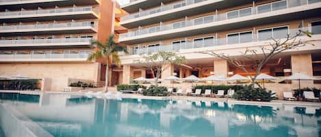 Un hôtel doté d’une piscine, de nombreux balcons et d’espaces extérieurs aménagés pour se détendre.