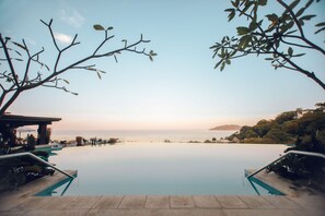 Outdoor pool, sun loungers - Wyndham Tamarindo (Tamarindo)