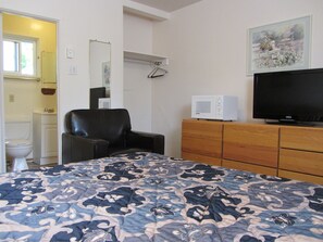 Room, 1 Queen Bed | In-room safe, desk, iron/ironing board (on request), free WiFi - The Maplewood Motel (Saugeen Shores)