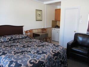 Kamer, 1 queensize bed | Een kluis op de kamer, een bureau, een strijkplank/strijkijzer
