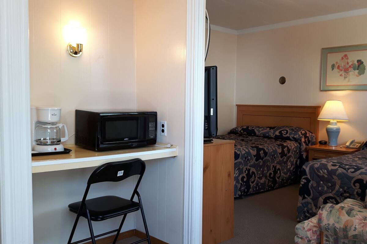 Standard Room, 2 Double Beds | In-room safe, desk, iron/ironing board (on request), WiFi (free)