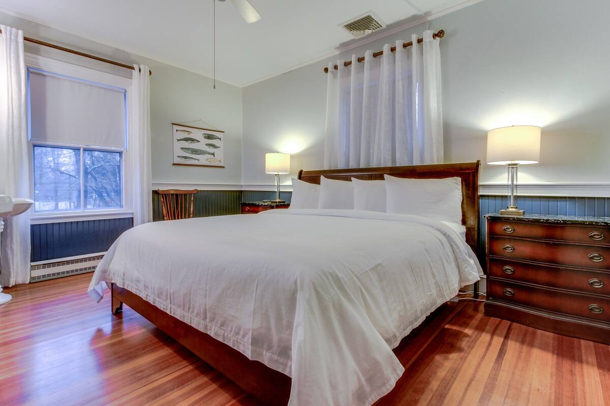 Kamer, 1 kingsize bed (Anaconda Room Petite Bathroom) | Gratis wifi