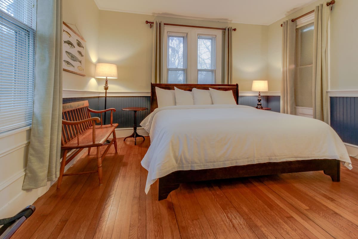 Deluxe kamer, 1 kingsize bed (Parlor Room) | Kameruitzicht