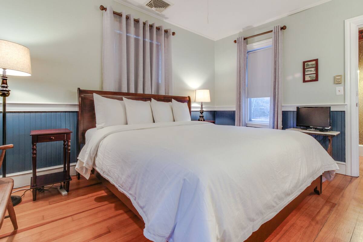 Chambre, 1 très grand lit, en angle (Addison Room) | Wi-Fi gratuit