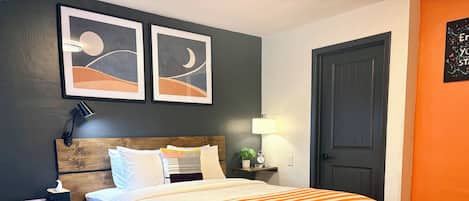 Modern Queen Room Non-Smoking ( NO PETS ALLOWED ) | Premium bedding, down comforters, pillowtop beds, desk