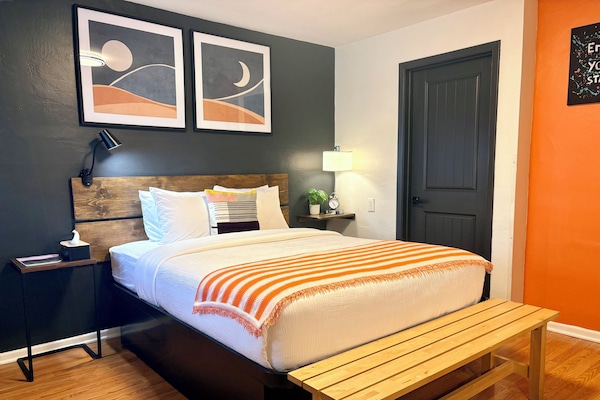 Modern Queen Room Non-Smoking ( NO PETS ALLOWED ) | Premium bedding, down comforters, pillowtop beds, desk