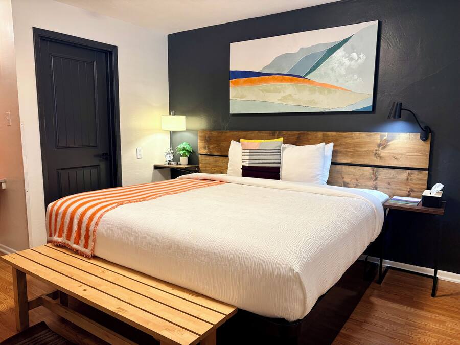 Modern King Room Non-Smoking ( NO PETS ALLOWED ) | Premium bedding, down comforters, pillowtop beds, desk