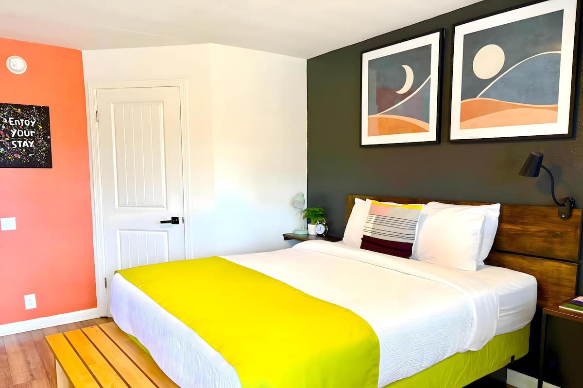 Chambre Deluxe, 1 grand lit, non-fumeur (No Pets Allowed)