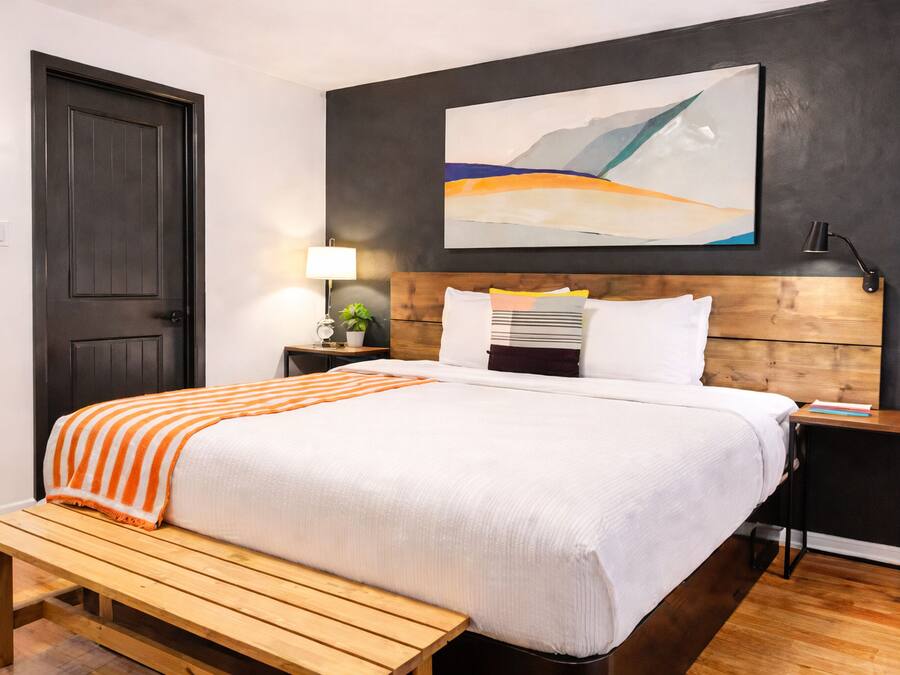 Modern King Room Non-Smoking ( NO PETS ALLOWED )