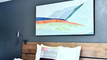 Ropa de cama de alta calidad, colchones con pillow-top y escritorio