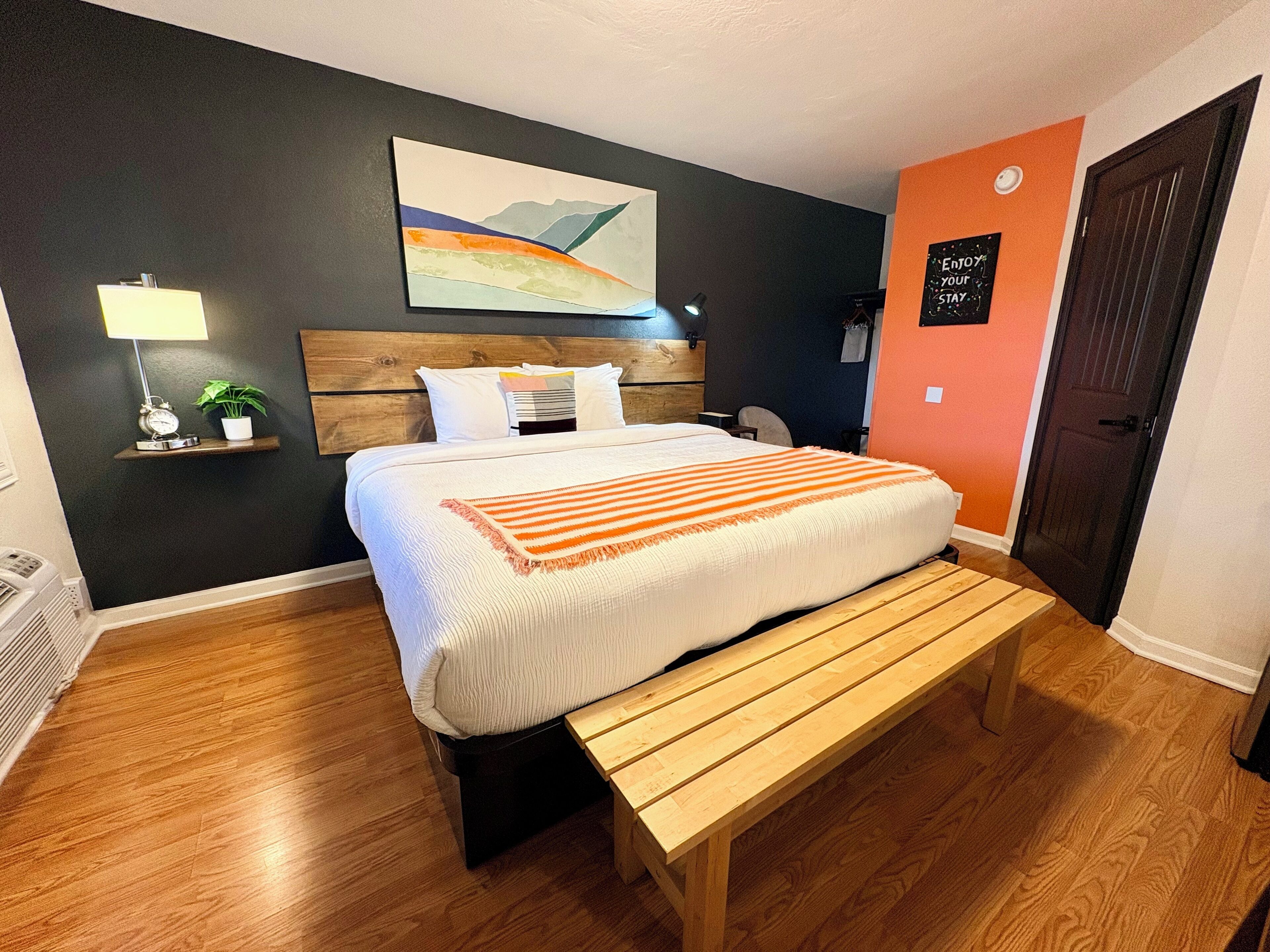 Modern King Room Non-Smoking ( NO PETS ALLOWED ) | Premium bedding, down duvets, pillow-top beds, desk